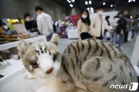 “고양이 줄 선물 샀어요” 애묘인들 지갑 연 ‘2022 서울캣쇼’