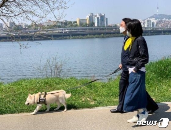 최민희 “김건희, 공적 행사에 개 안고 다닐 것인가”
